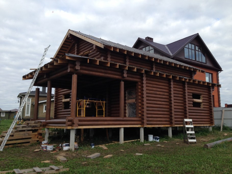 Деревянный дом покрашенный в RAL 1015