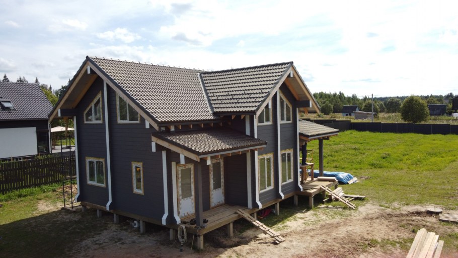 Покраска деревянного дома в дождь