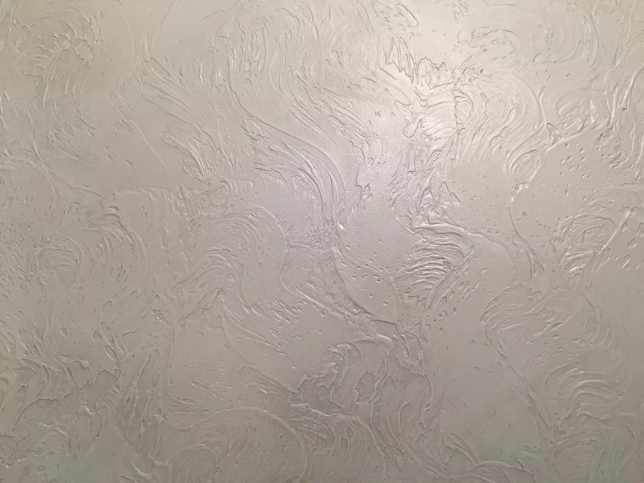 Бежевые обои на кухне