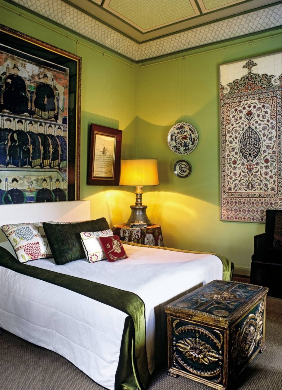 Спальня зеленая с золотом