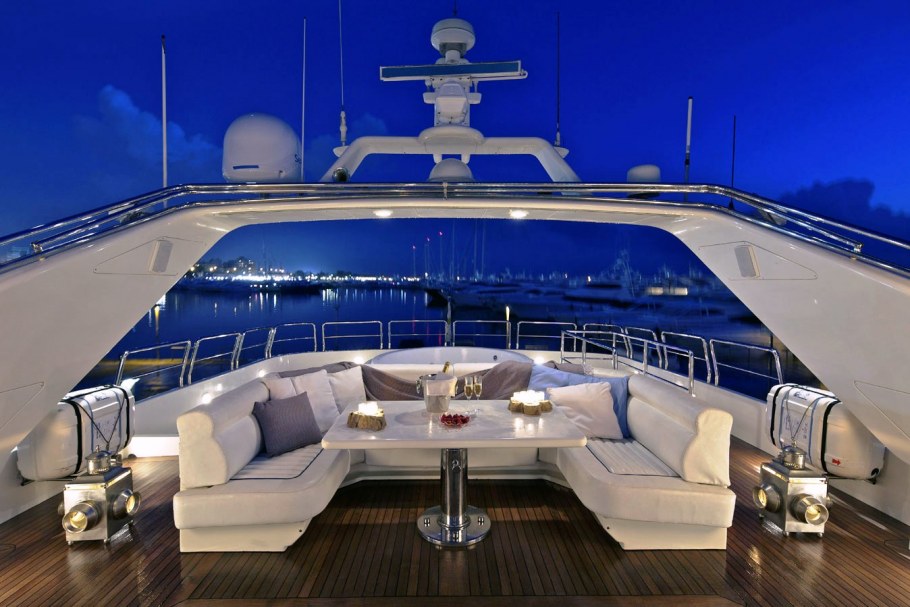 Яхта внутри