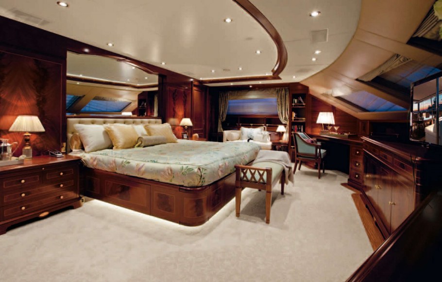 Мегаяхта Sovereign интерьер