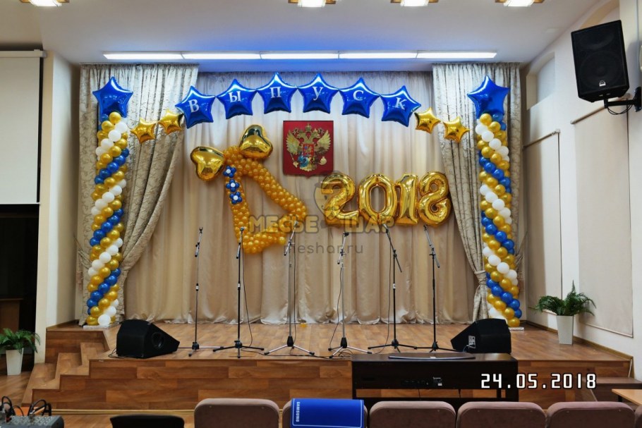 Украшение сцены шариками