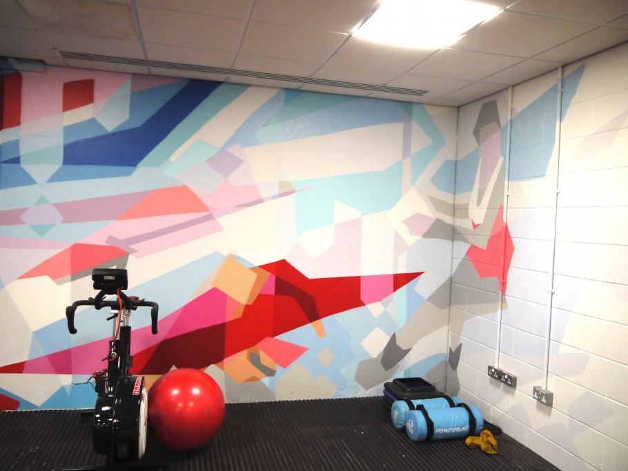 Роспись стен в тренажерном зале