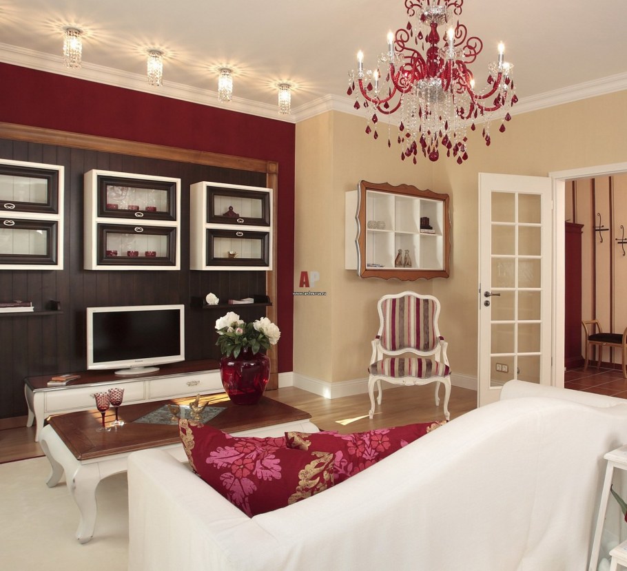 Бордовая стена в гостиной