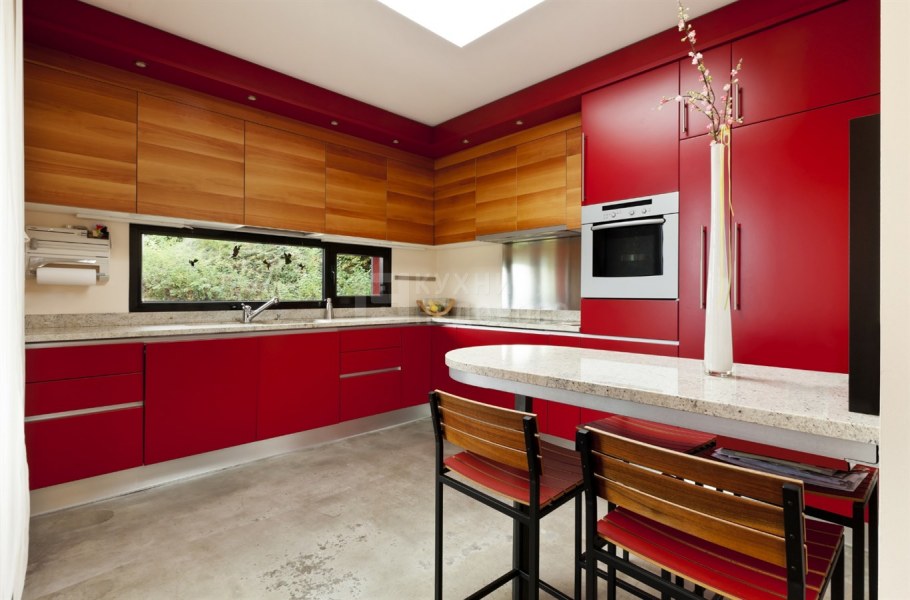 Красная кухня с деревянной столешницей
