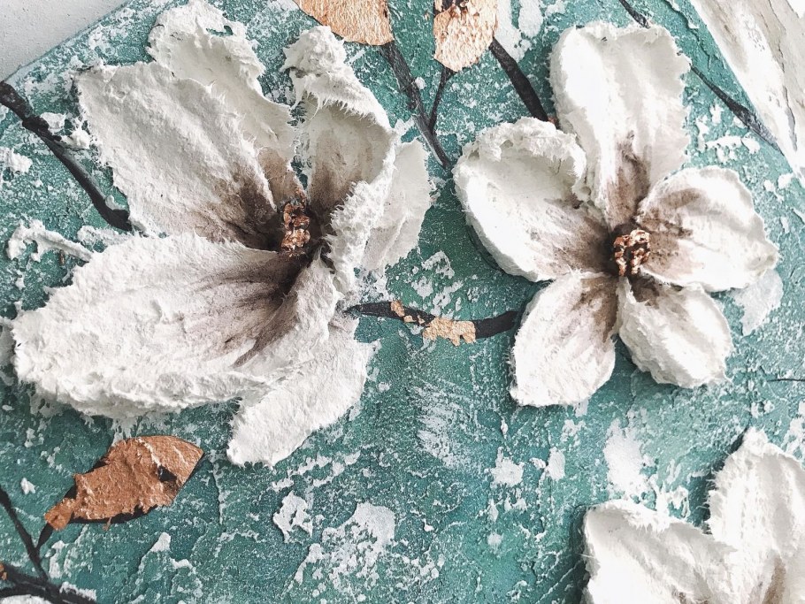 Бирюзовые цветы на белом фоне