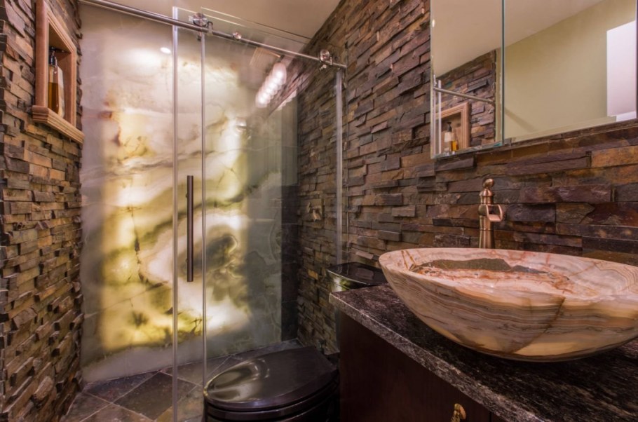 Ванная отделанная камнем