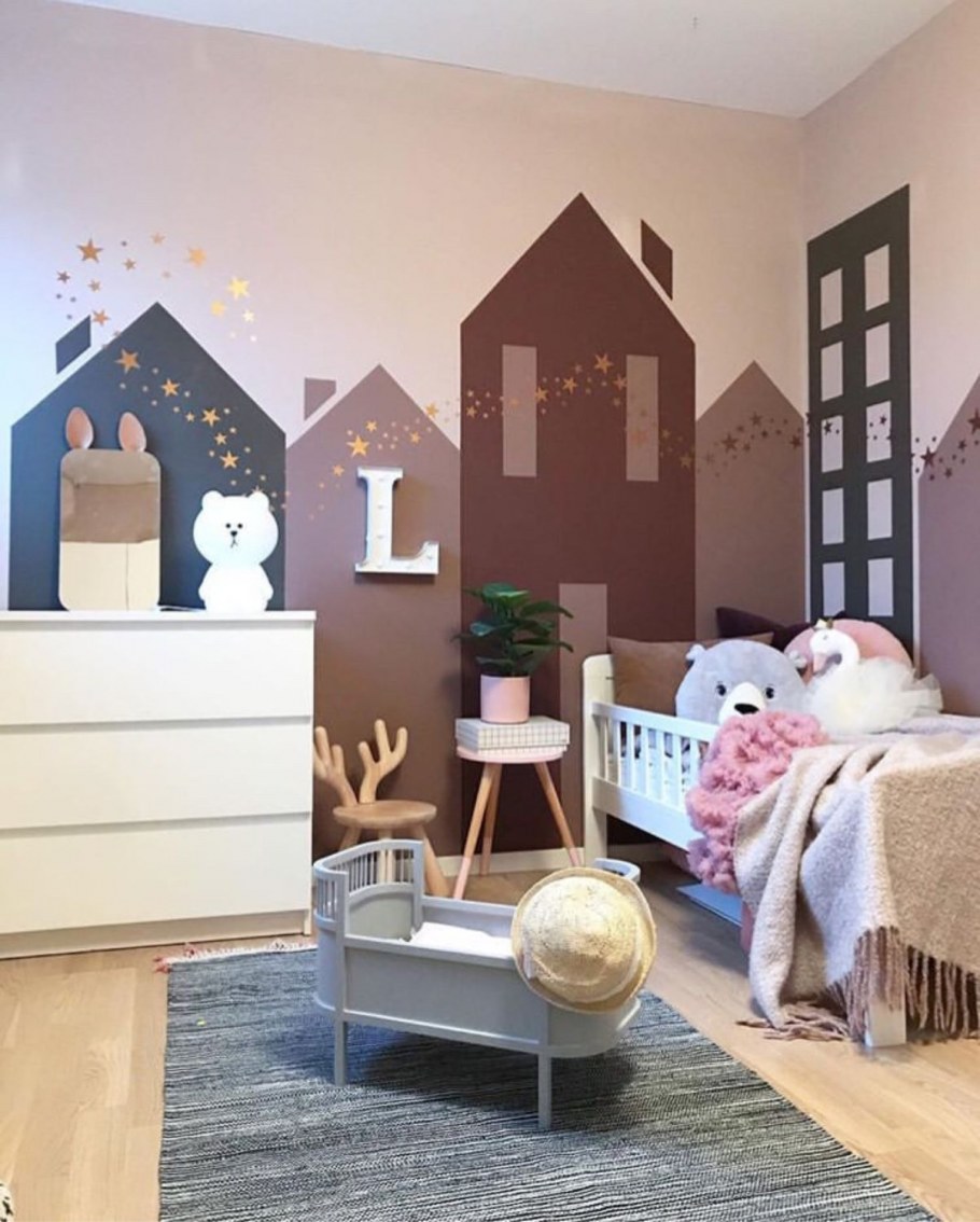 Домики на стене в детской комнате