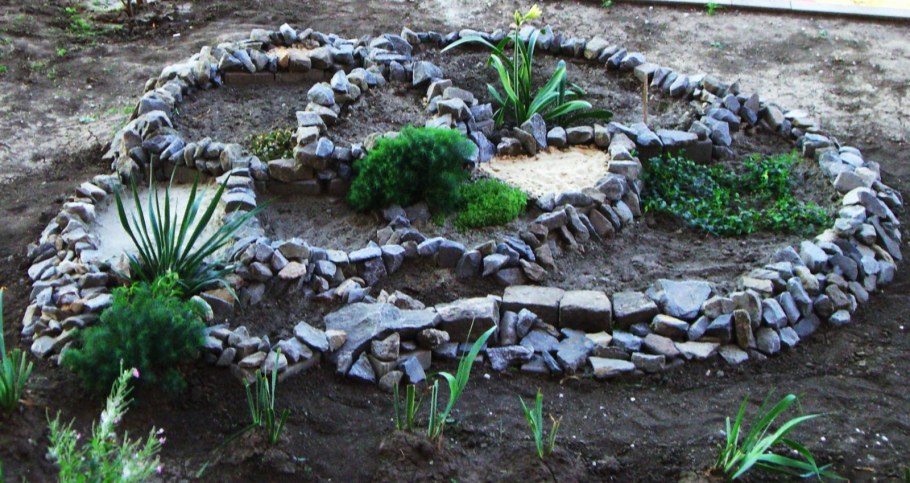 Клумба из камней в разных формах