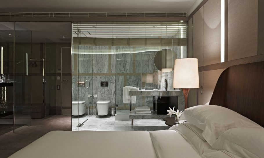 Спальня со стеклянной перегородкой в ванной