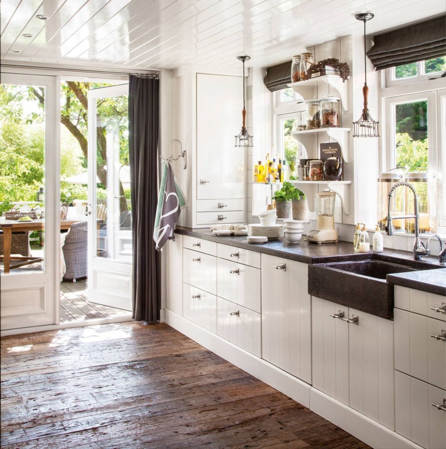 Стильная кухня в загородном доме