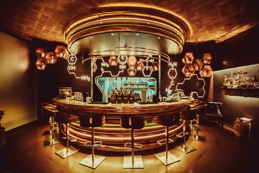 Уютный пивной бар