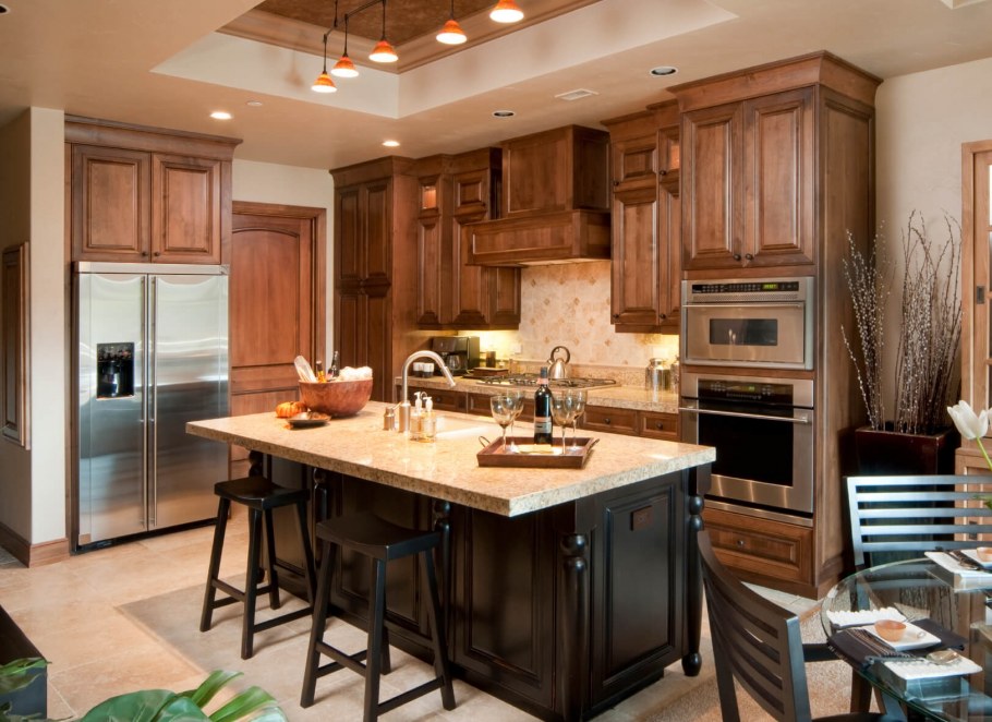 Кухня в бежево-коричневых тонах с островом