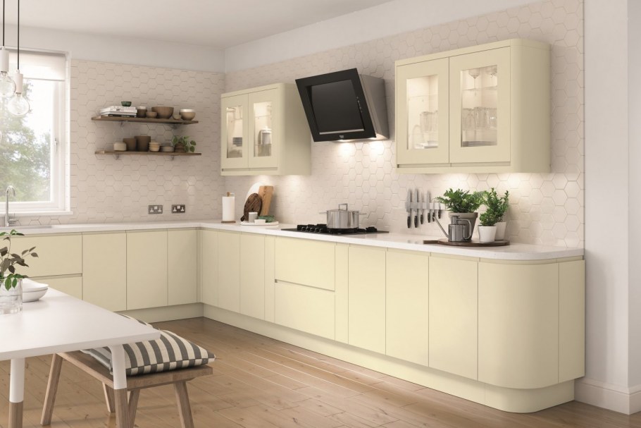 Кухня кремового цвета
