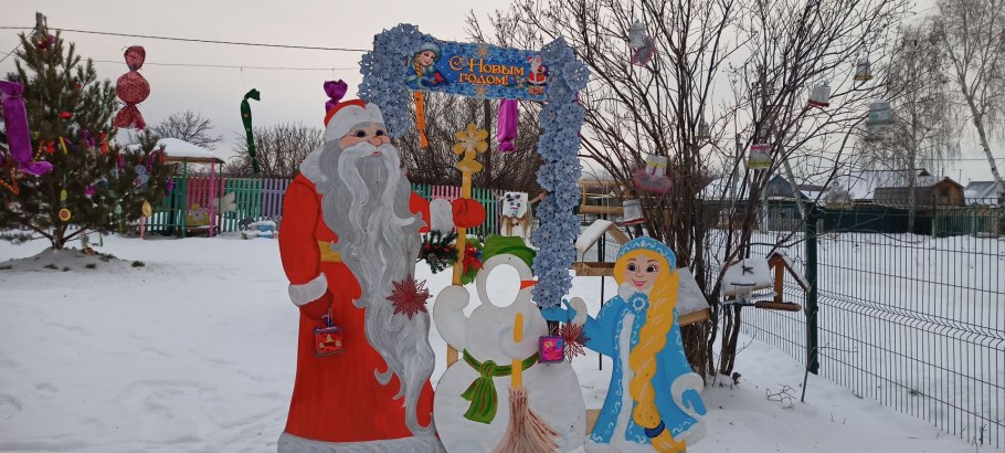 Новогоднее украшение территории сада по сказке