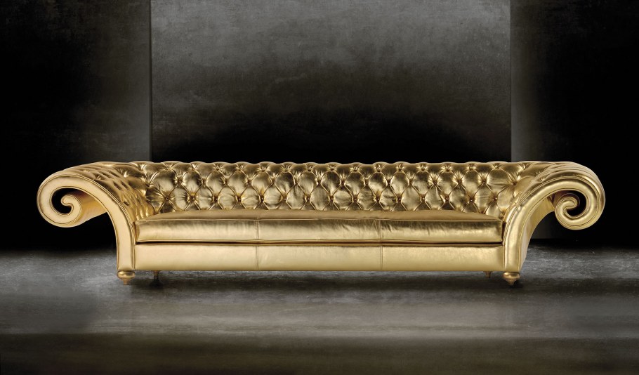 Золотой бархатный диван