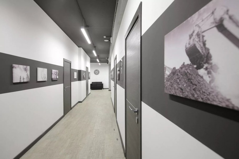 Интерьер офисного коридора