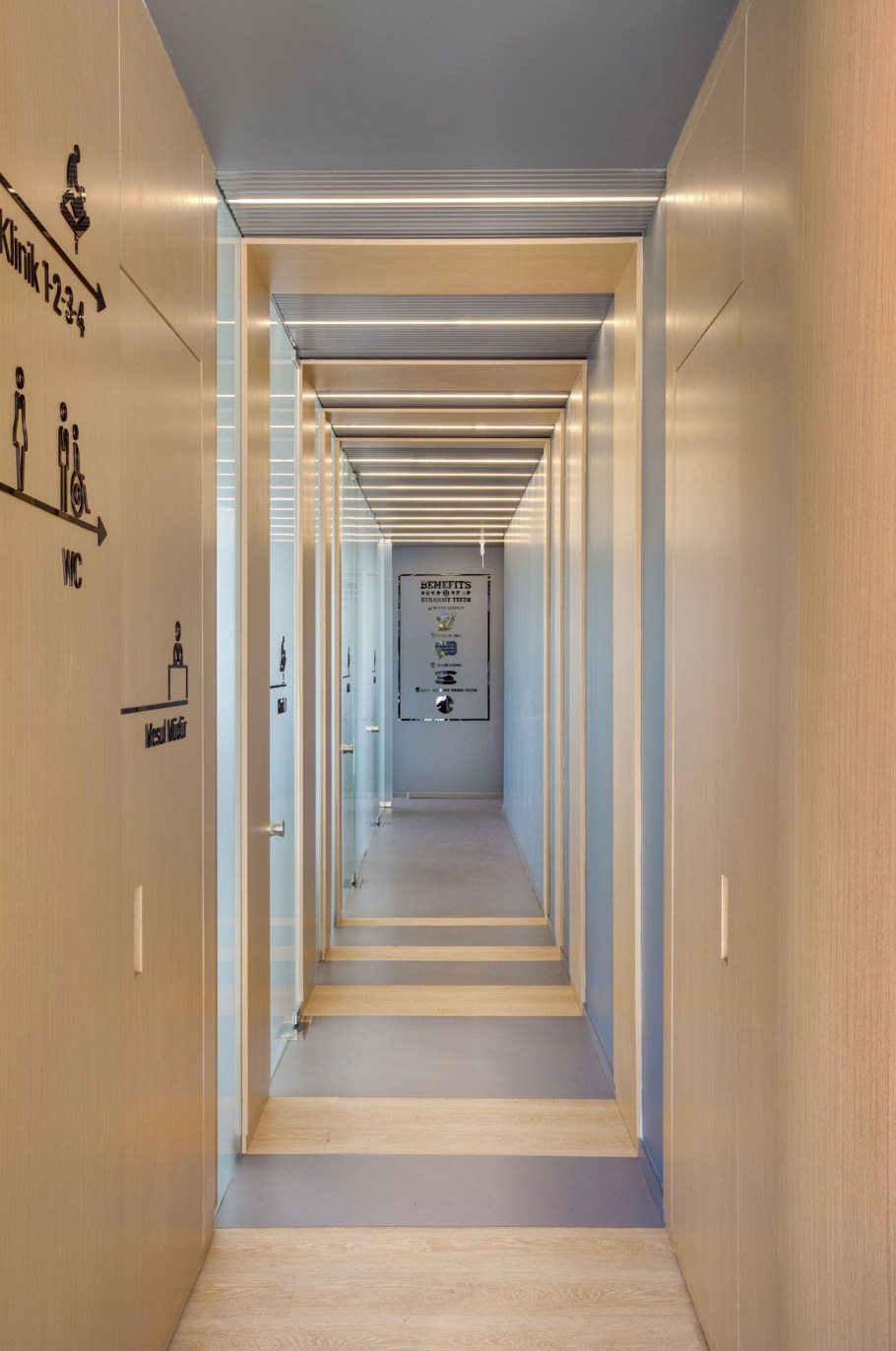 Интерьер коридора в офисе