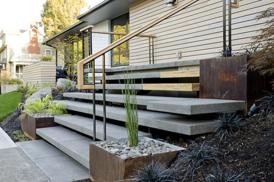 Высокие ступеньки на террасу