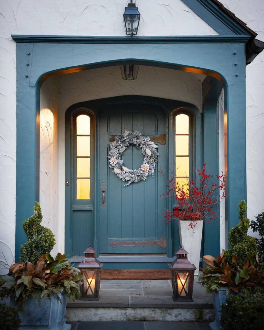 Декор над входной дверью