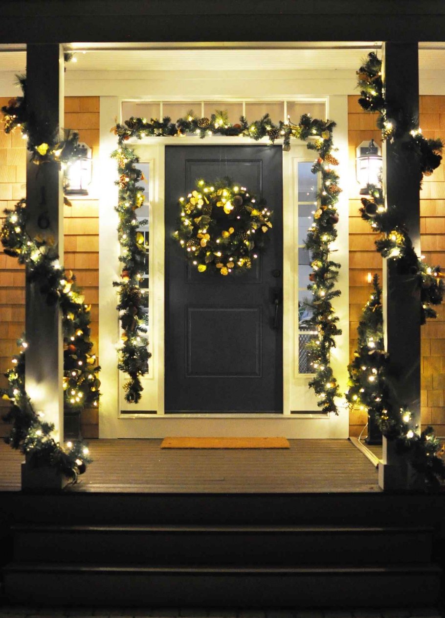 Украшение над дверью