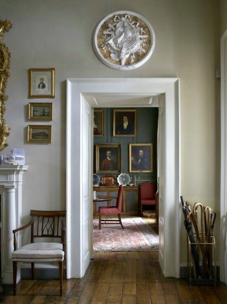 Картина над дверью в интерьере