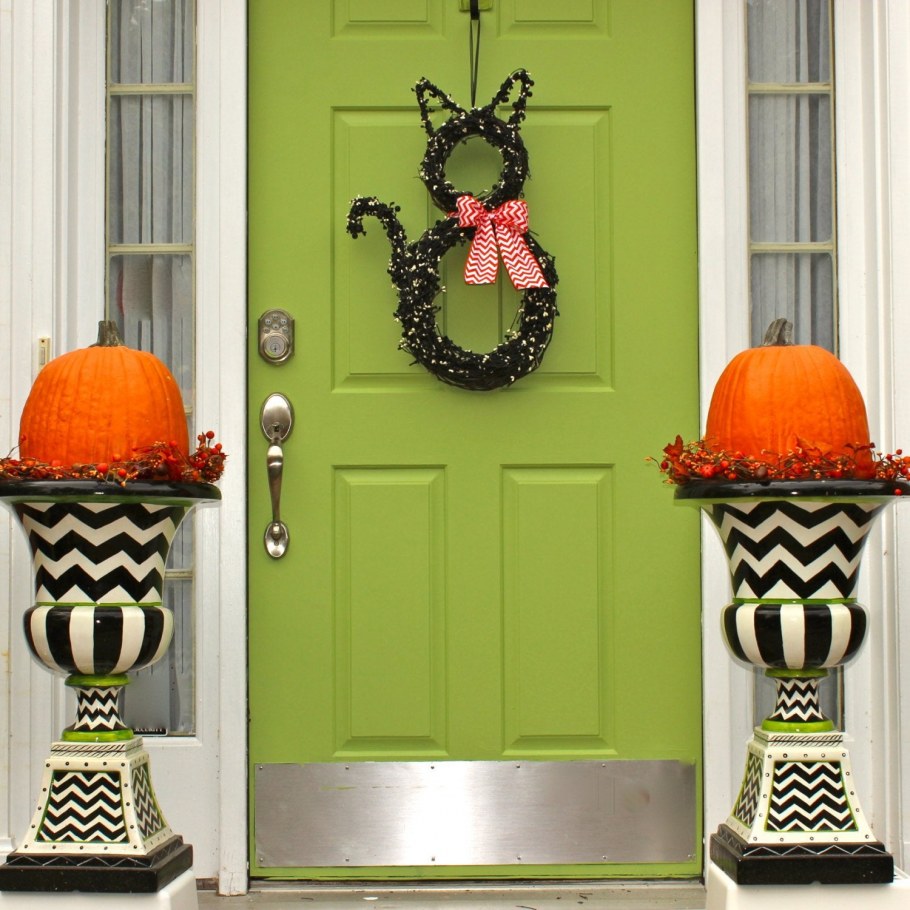 Украшение входной двери