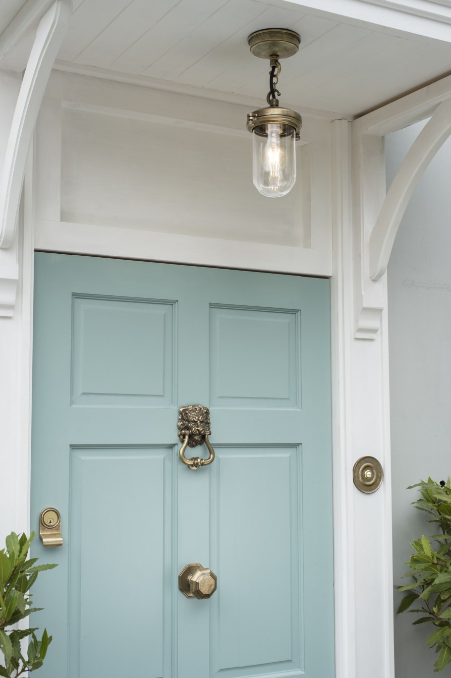 Светильник над дверью в прихожей