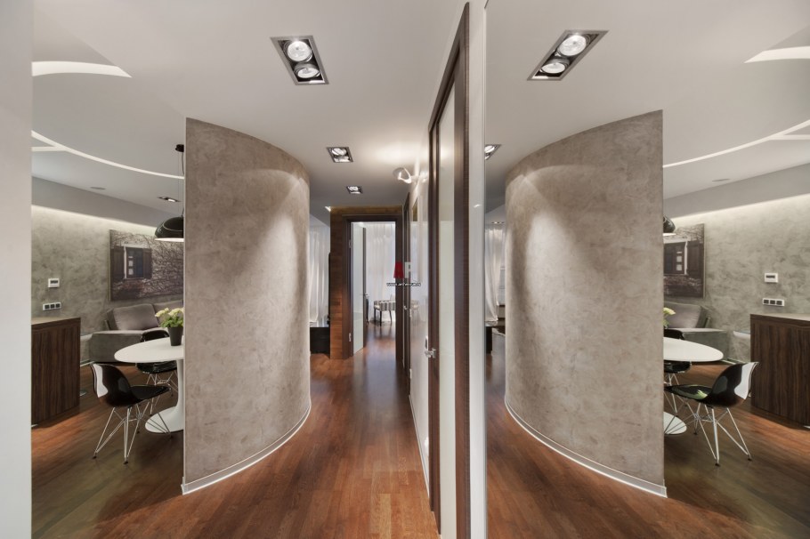 Полукруглая стена в коридоре