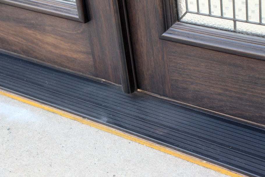 Порог для входной двери