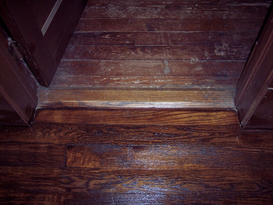 Деревянный порожек под ламинат