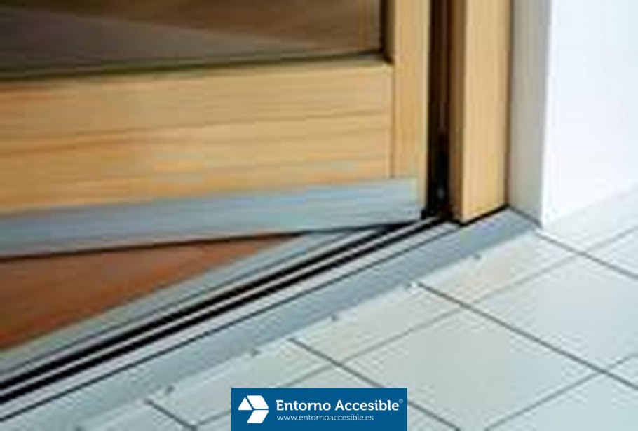 Дверной блок с порогом с демпферным уплотнителем.