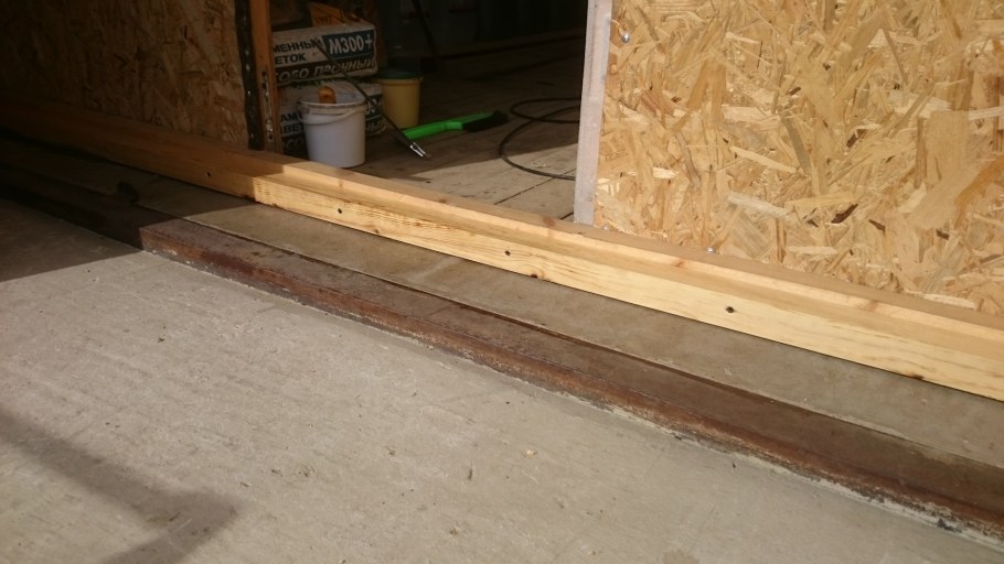 Порог а гараже из дерева