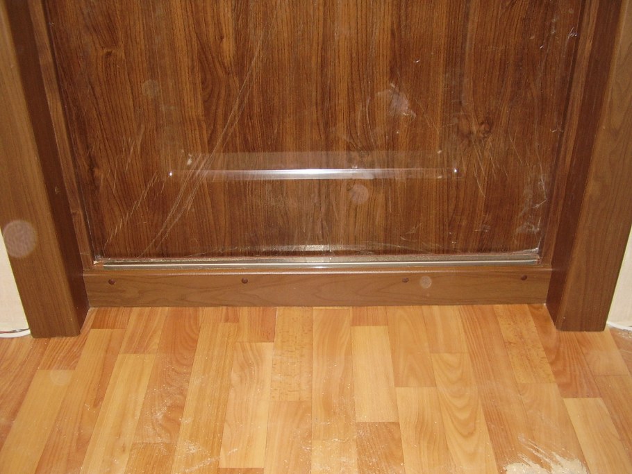 Порог снизу двери