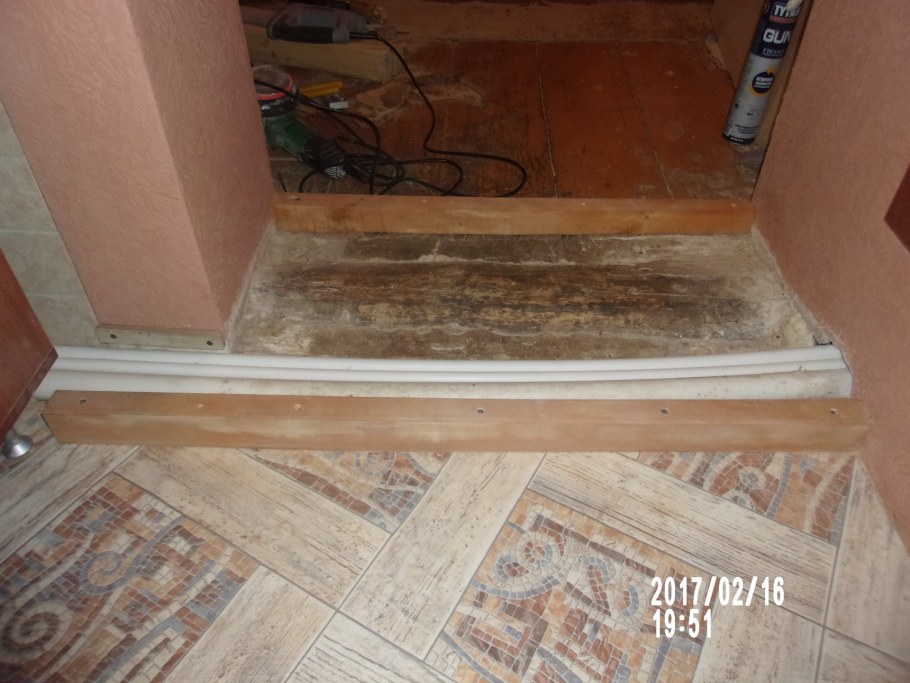 Порог у входной двери п49