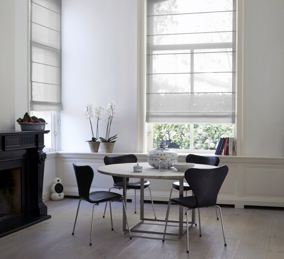 Римская штора над окном