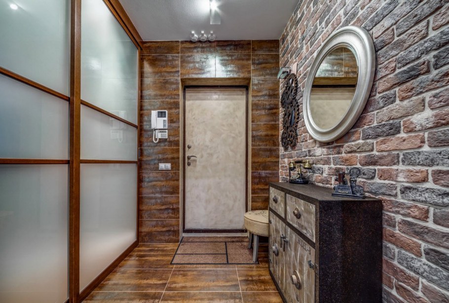 Светлая прихожая с кирпичной стеной