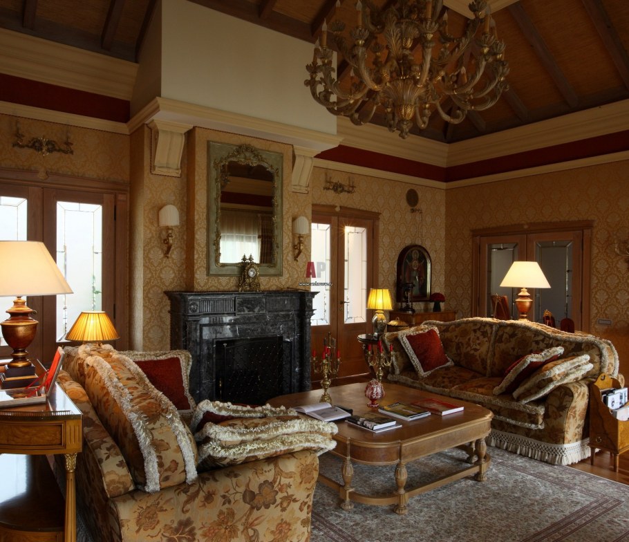 Гостиная в особняке с камином