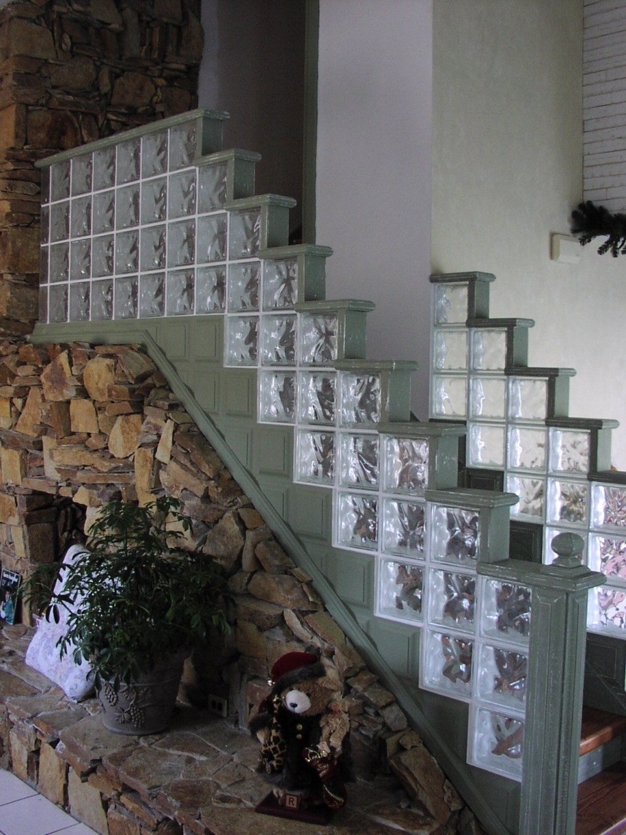 Стеклоблоки в интерьере лестницы