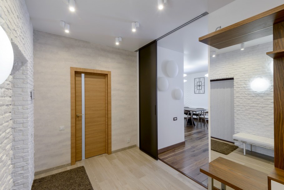 Точечные светильники в коридоре