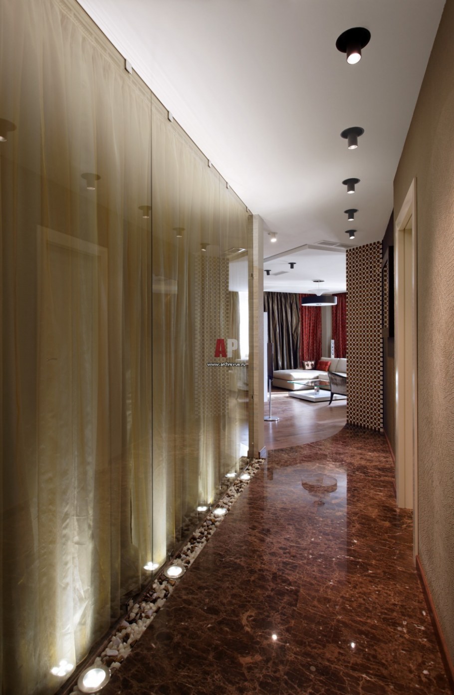 Освещение в длинном коридоре