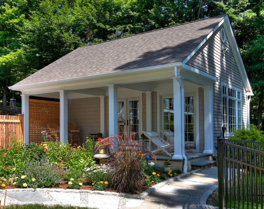 Небольшой загородный дом с террасой