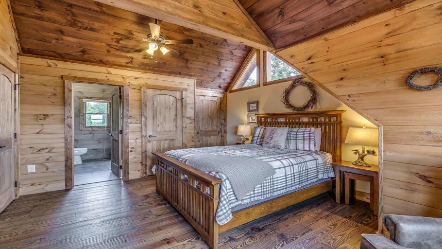 Спальня в доме из бревна
