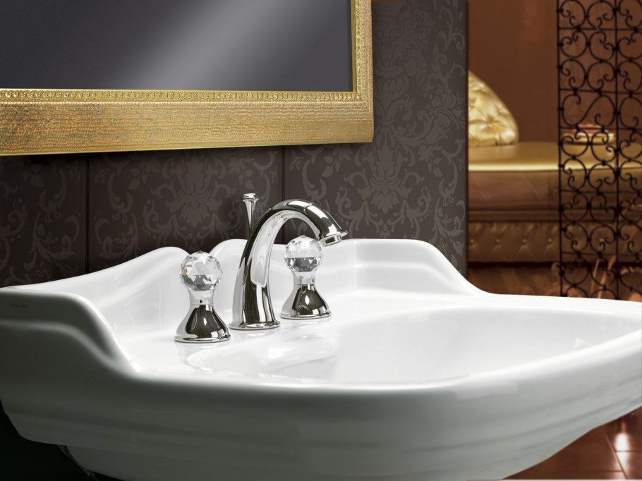 Золотой кран для ванной
