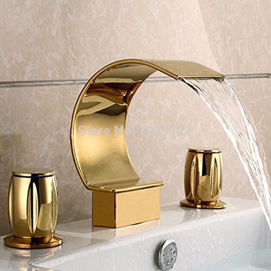 Золотой кран для ванной