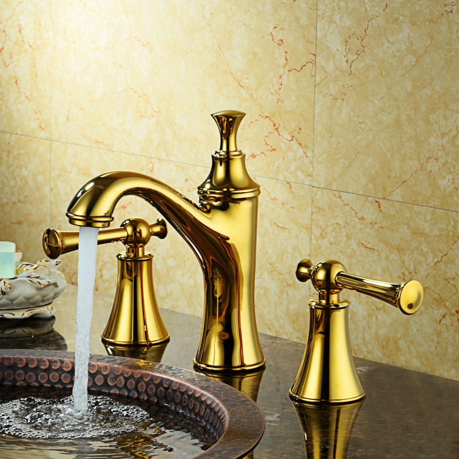 Золотой кран для ванной