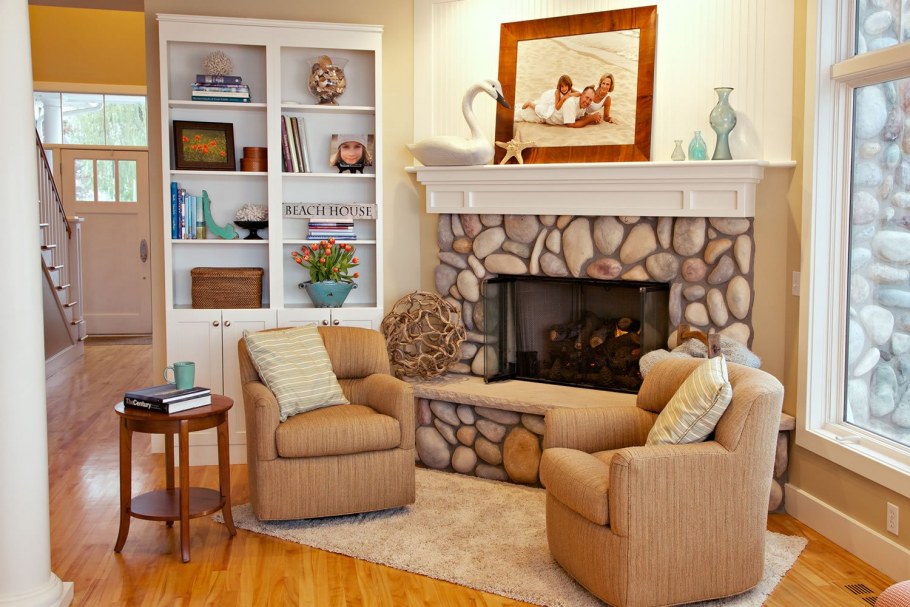 Маленькая комната с угловым камином