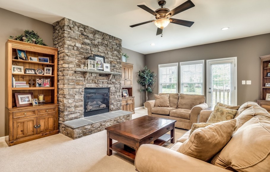 Гостиная с камином и диваном