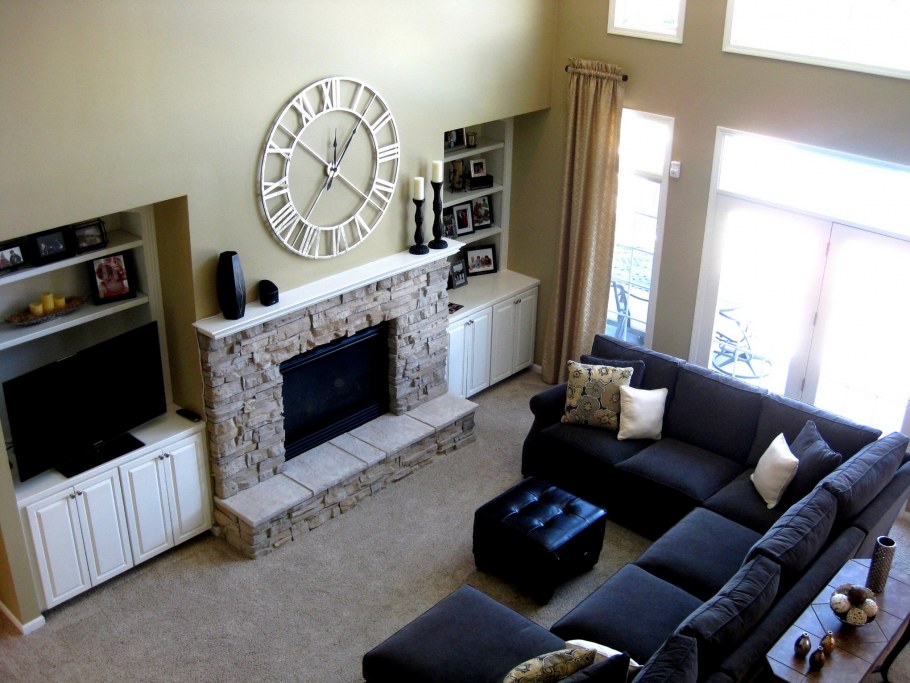 Гостиная с угловым диваном и камином